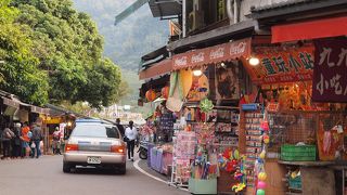 平日でも多くの人で賑わう老街