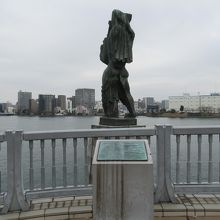 橋上からの様子(後姿やレリーフなど)