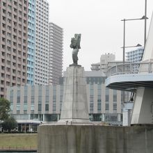 新川公園からの様子(右横姿)
