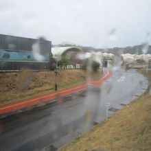 駐車場まで歩きなのでこのように雨が降ると荷物もあり大変