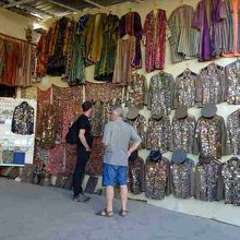 …ソ連時代（？）の軍服やバッヂ、小物類がたくさん。