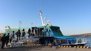 伊豆大島へ行きは大型船、帰りはジェット船を利用しました。