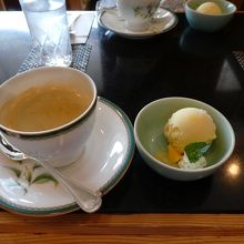 食後のデザートとコーヒー