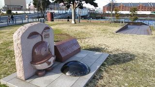 新港橋の近くにたたずむ「開国博Y150」のマスコット