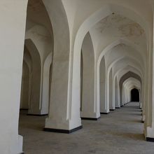 カラーン・モスクの回廊に立ち並ぶ柱。