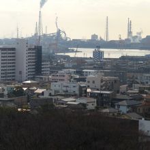 亥鼻城からの千葉港の眺め