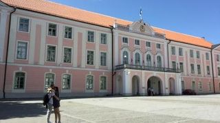 のっぽのヘルマンの隣です