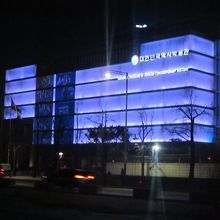ブルーに輝くクリスマスイブの夜の大韓民国歴史博物館の様子