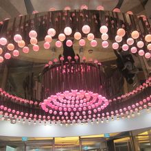 本屋の入口とは思えない、派手なデザインの入口照明の様子