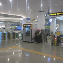 T2駅改札口付近の様子