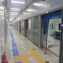 T2駅ホームの様子