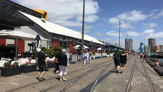 レストランも並んでお洒落な雰囲気