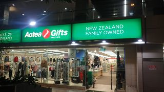 オークランドでもお土産屋さんとしては大きな規模のお店です。