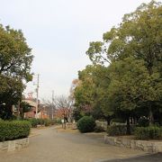 濠の名残の細長い公園