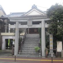 神社の様子（鳥居をくぐるとすぐそこが本殿です）