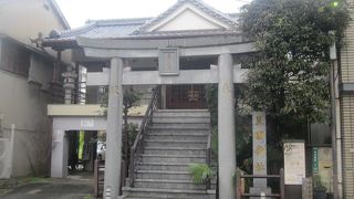 豊臣秀吉に厚遇された人物が、秀吉を祀ったことに由来しています