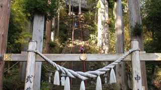 なかなかの石段です。