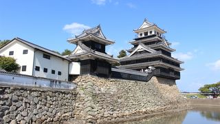 中津川沿いに建つ黒田官兵衛ゆかりのお城