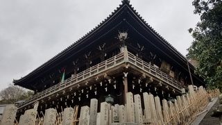 遠くの山々まで見晴らせる