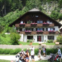 直ぐ目の前にはログハウスが・・