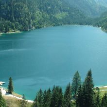 エメラルドグリーンした神秘的な湖