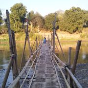 ルアンパバーンの中心部から歩ける距離に二つの竹製の橋がある。雨季にはどちらも水没する。