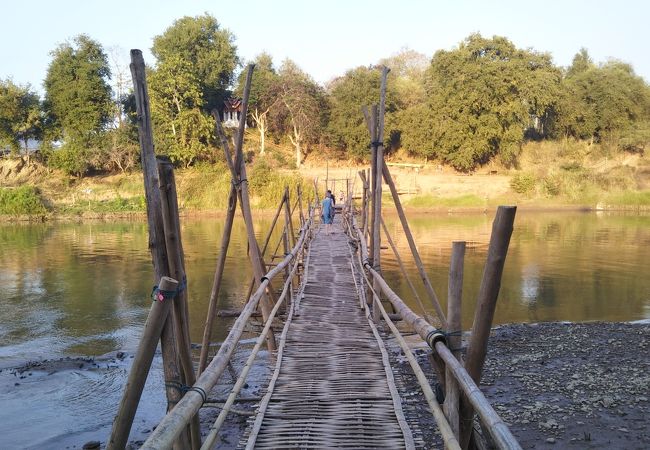 ルアンパバーンの中心部から歩ける距離に二つの竹製の橋がある。雨季にはどちらも水没する。