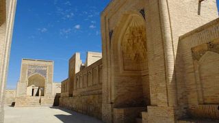 サマルカンドのシャーヒズィンダ廟群とは一味違う死者の町