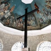 大きな十字架と天井画