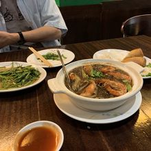 蝦の春雨の料理は珍しく、青菜炒めはとても美味しいです。