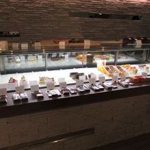 ケーキやチョコレートが並びます