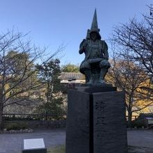 熊本城を背に