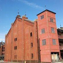 細長い倉庫内に多数のお店が入ってます