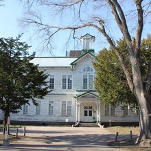 古河記念講堂の外観