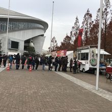 スタジアム敷地内・アウェイ側・指定席など案内してくれます