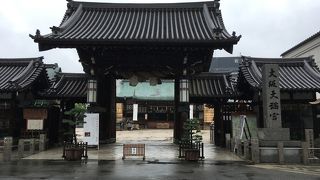 都会に鎮座する学問の神様。