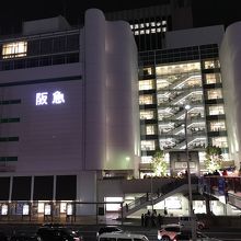 三ノ宮駅へ向かう陸橋から見た阪急デパート