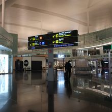 夜に到着　空港内は閑散としています