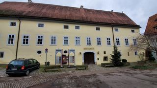 絵画や銃など調度品