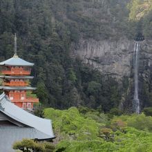 境内広場から三重塔と那智滝。必見のワンショット。