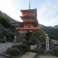 防災道路からの三重塔。