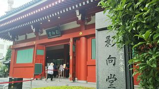 本堂の西にあります。