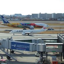 飛行機までの距離は遠いです