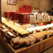 重慶飯店の中華菓子を揃えています