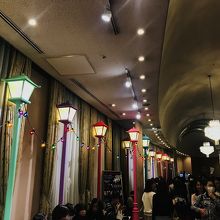 ファントム 仕様でパリの街角が再現されたロビー