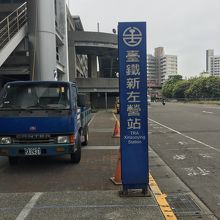 外の車止め。外は人が少ないです。