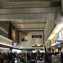 駄１ターミナル中央のマーケットプレイス