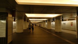 地下にも広い通りが。