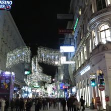 ケルントナー通りの夜景（シュテファン寺院側）