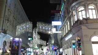 オペラ座からシュテファン大聖堂までのショッピングストリート。ライトアップもきれい